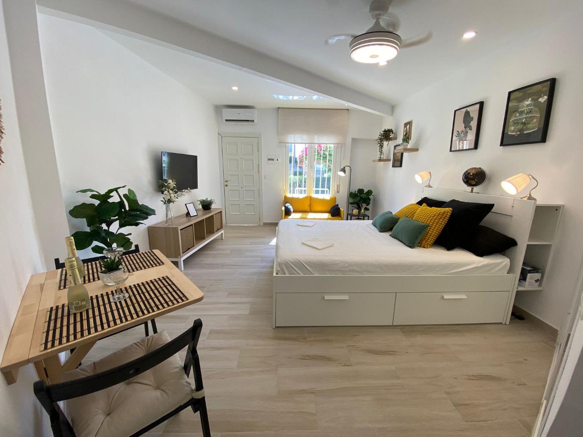 Estudio Con Piscina Y Parking, Playa A 4 Min A Pie, Tren A 2 Min ฟูเอนฮิโรลา ภายนอก รูปภาพ